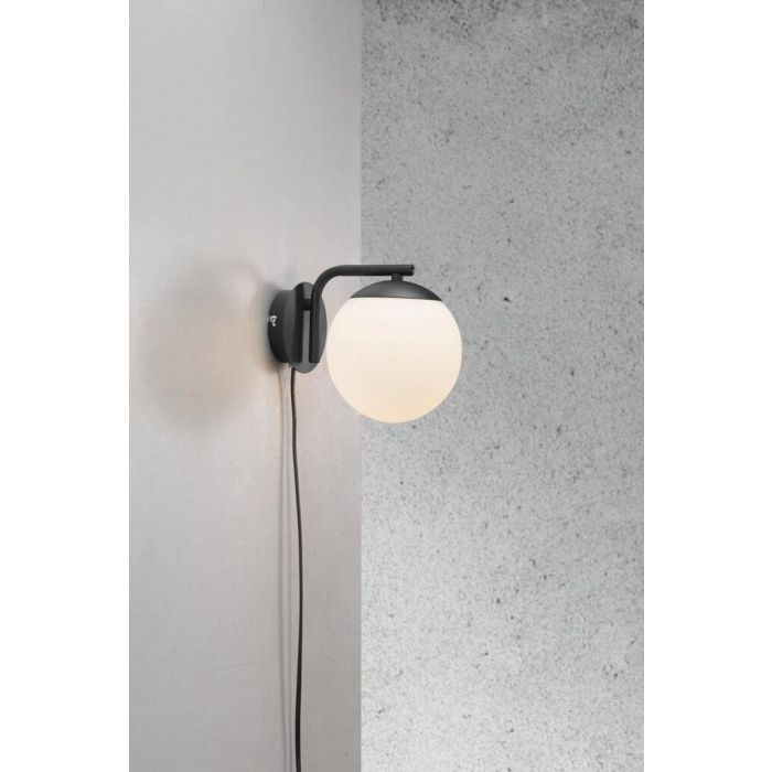 Wandlampe schwarz Opalglas Kugel Nordlux Grant mit E14 Fassung | Wandleuchten